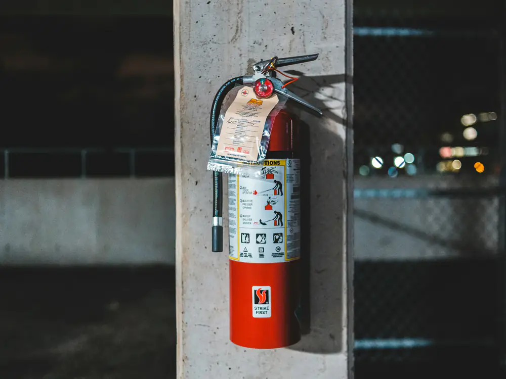 Stingător de incendiu montat pe perete